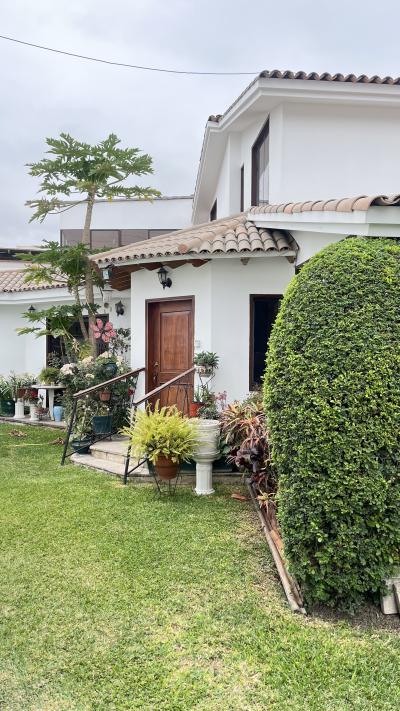 Piscina jardín BBQ Condominio